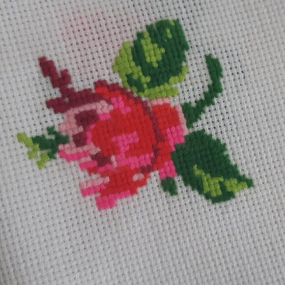 VTG Hand Embroidery Cross Stitch Roses Borders Tablecloth Table Topper 40"X31" - Picture 11 of 15